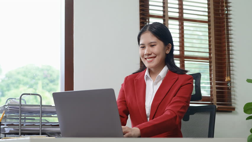 Portrait of a beautiful Asian teenage girl using a computer. Royalty-Free Stock Footage #1105847119
