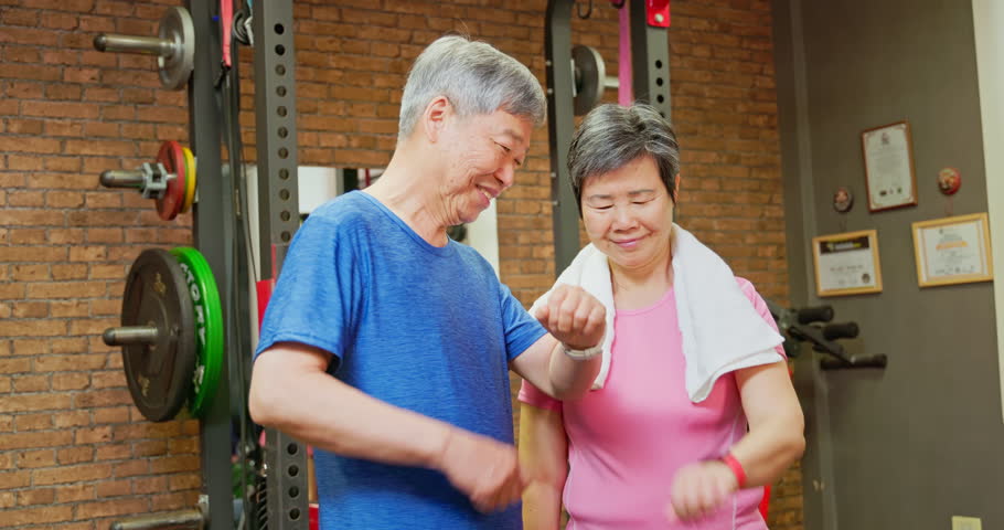 Asian elderly use smart watches in the gym to observe their post exercise health status and share with friends - a health senior lifestyle enjoyment with high tech assistance while sporting Royalty-Free Stock Footage #1105883863