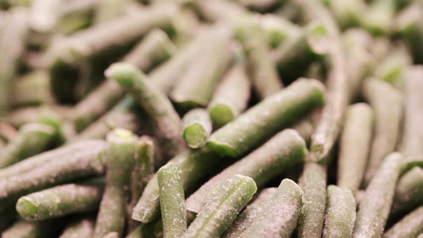 Freeze-dried string beans in bulk on a turntable
