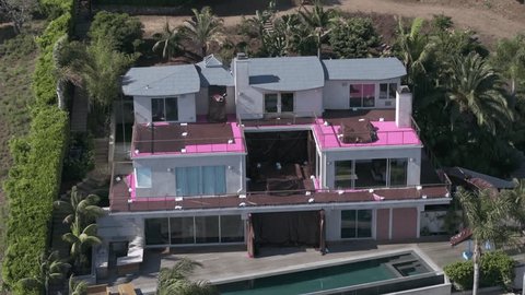 Malibu , United States - 07 02 2023: Barbie Dream house from movie in Malibu under renovation, aerial rising view during the day: redactionele stockvideo