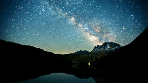 Amazing time-lapse of the night sky with the stars being reflected in a lake. Video Stok