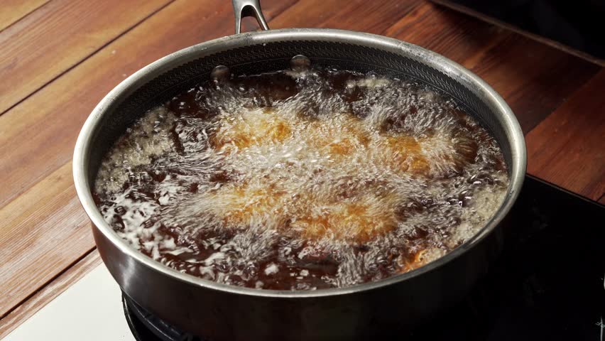 The production process of classic Cantonese sweet and sour pork