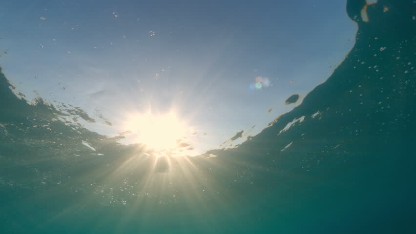 Passage in the water of an athlete swimmer