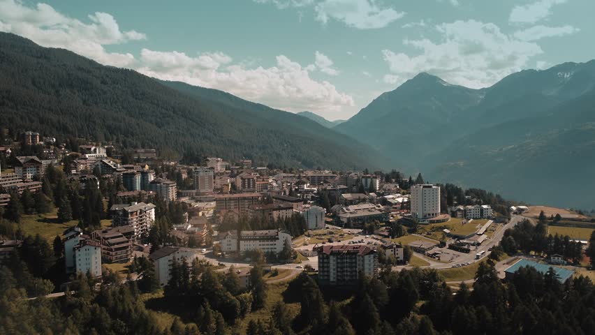 Sauze d’Oulx overlooks the beautiful alpine mountain chain in the hearth of Susa valley