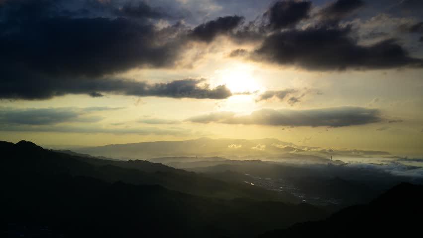 Above the cascading mountains, there are crepuscular light and dynamic clouds. Wufen Mountain in Pingxi was photographed from Buyanting Pavilion. Taiwan