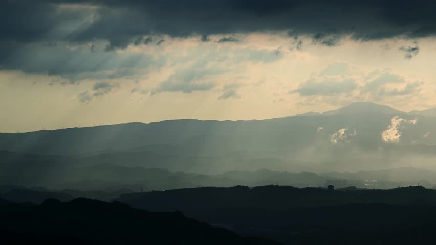 Above the cascading mountains, there are crepuscular light and dynamic clouds. Wufen Mountain in Pingxi was photographed from Buyanting Pavilion. Taiwan