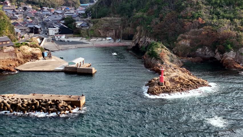 Mitsu Fishing Port is a port located in Mitsu, Amino-cho, Kyotango City, Kyoto Prefecture.
There is a cute little red lighthouse and it is also popular as a photo spot.