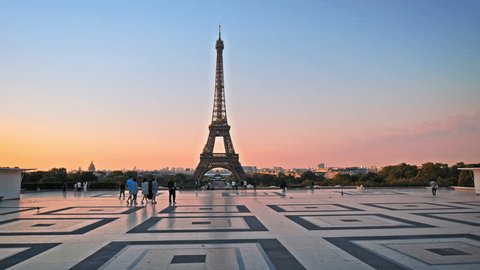 Views of the Tower from Trocadero in Paris, France. Tourists enjoy historical landmark and symbol of Paris at sunrise in Paris. - Βίντεο στοκ