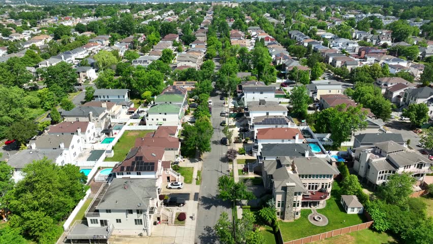 Aerial forward flight over American residential area in noble area of Staten Island, Tottenville - beautiful sunny day in New York City, staten island Royalty-Free Stock Footage #1106450373