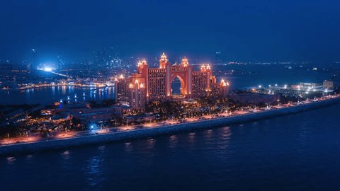 Dubai, UAE - April 7 2019: boomerang aerial video of the iconic Atlantis Hotel on the Palm Jumeirah Island in Dubai.   Szerkesztői stockvideó
