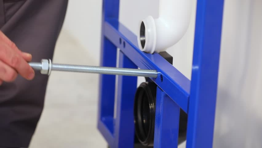 the master places the bolt to tighten
