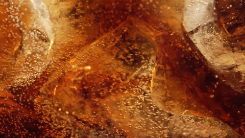 Bubbles and Ice Cubes in a Glass of Cola or Lemonade Vídeo Stock