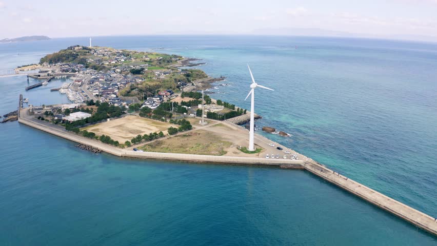 熊本県天草市五和町にある「通詞島」。沖合には約200頭の野生のイルカが生息している。
"Tsuujishima" Island is located in Gowa-cho, Amakusa City, Kumamoto Prefecture. Approximately 200 wild dolphins live offshore.