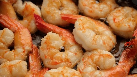 Shrimps fried in oil pan, close up: stockvideo