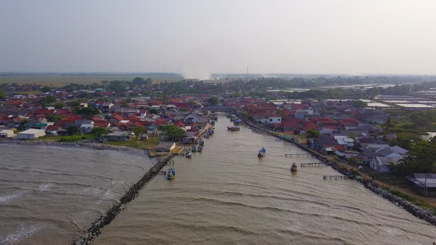 The Village on the coast.
Many fishing boats anchor here.
Some are sailing out to sea to catch fish.
People love to buy seafood ingredient here