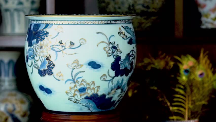 Bat Trang ceramic vases are manufactured by hand, clearly showing the creative talent of the craftsman handed down through generations.