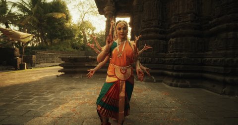 Dynamic Shot of Indian Women in Traditional Clothes Dancing Bharatanatyam in Colourful Sari While Looking at the Camera. Young Females Sharing Folk Dance and Their South Asian Culture Video de stock