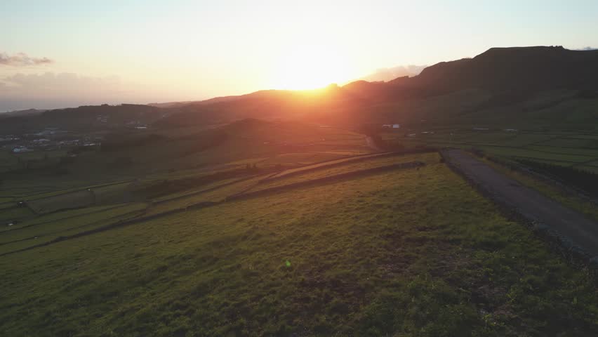 Golden Horizon: Captivating Sunset Over the Horizon