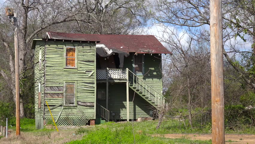 Jackson, ms - 2023 - a decaying old tenement house sits in a field in jackson, mississippi. Royalty-Free Stock Footage #1107530081
