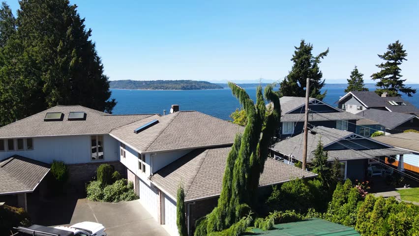 Residential area of ​​luxury homes on the Pacific Northwest coast of Bellevue, Washington.