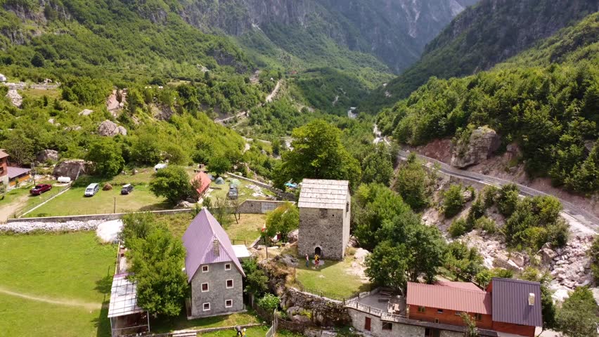 Plano de paneo sobre Nikoll Koçeku tower en el valle del parque nacional de Theth, Albania. Alpes de albania