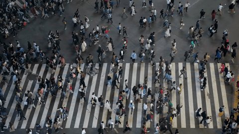 crowded people walking. aerial view of blur crowd men and women in business dress walk in busy hours : vidéo de stock