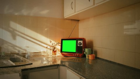Vintage Television Green Screen Kitchen Table Retro TV Zoom In. Old television with green screen on the kitchen table of a vintage house. Zoom in Adlı Stok Video