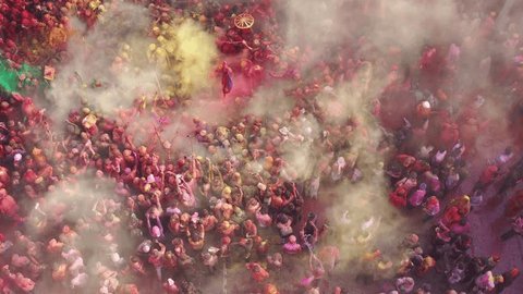 Barsana, India - 28 February 2023: Aerial view of people celebrating the holy colour festival in the street in Barsana, Uttar Pradesh, India.: redactionele stockvideo
