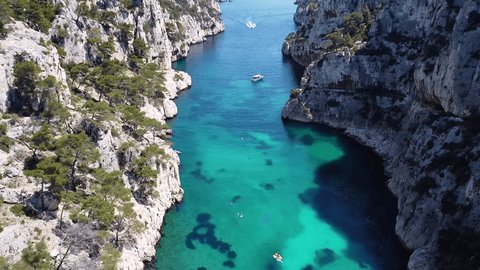 Drone video En Vau Cove, Calanque d'En-vau Marseille France europe: stockvideo