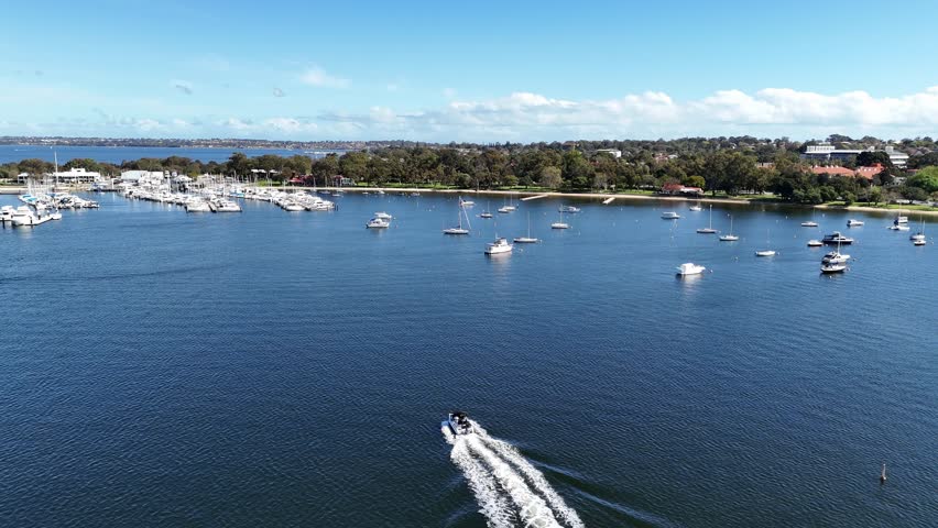 Wake boat returns to Matilda bay marina in Perth