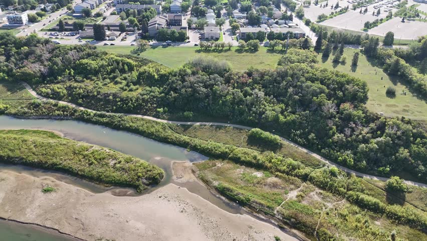 Sweep across the breathtaking Meewasin Valley in Saskatoon, Saskatchewan, with this aerial drone footage. From the winding South Saskatchewan River to the dense forests and trails.