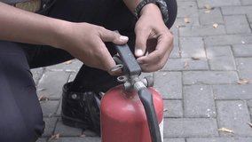 Video on how to open a light fire extinguisher