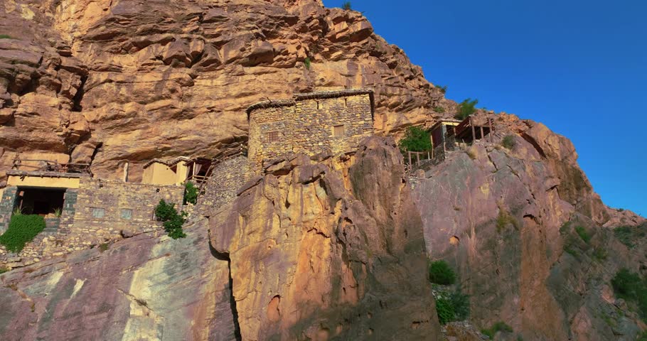 The ancient village of Al-Souqra, located in the state of Al-Jabal Al-Akhdar in the region of Ad Dakhiliyah in Oman, exemplifies the lifestyle its inhabitants have maintained for centuries