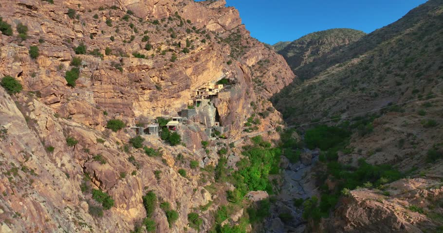 The ancient village of Al-Souqra, located in the state of Al-Jabal Al-Akhdar in the region of Ad Dakhiliyah in Oman, exemplifies the lifestyle its inhabitants have maintained for centuries