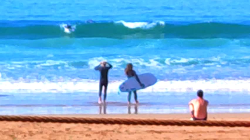 Surfeur à huile Surfing Ocean Waves Slow Motion and plage vague and Camel.