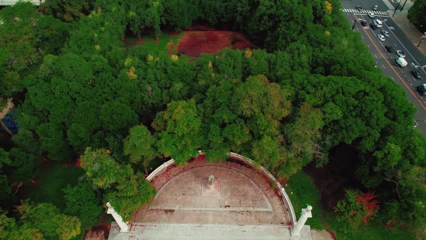 Abraham Lincoln monument in Chicago downtown, Illinois. Located in the north Court of Presidents, north of E. Congress Parkway and west of S. Columbus Drive. Lowering Aerial - crane shot