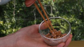 4K slow motion video of natto (fermented soybeans) well mixed to check consistency.
4K 120fps edited to 30fps