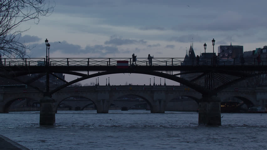 Le Pont des arts in Paris at dawn and at night