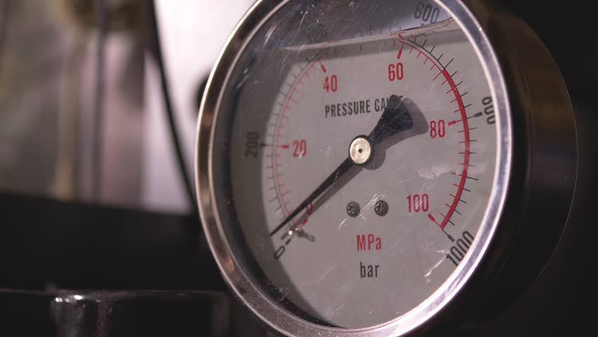 The pressure gauge sensor shows an increase, the pressure gauge needle moves Royalty-Free Stock Footage #1109707259