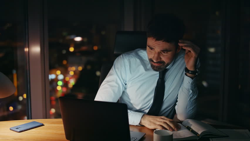 Distressed businessman looking computer monitor worried problem sitting night office close up. Confused fatigued manager dissatisfied work results at dark workplace late evening. Troubled worker tired Royalty-Free Stock Footage #1109730919