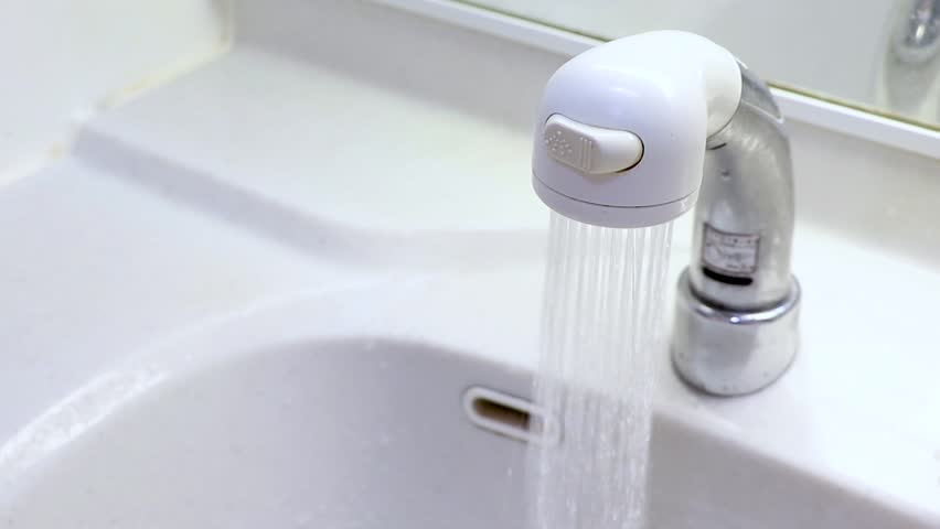 Ducha lluvia gotas baño líquido agua que fluye en la ducha vector