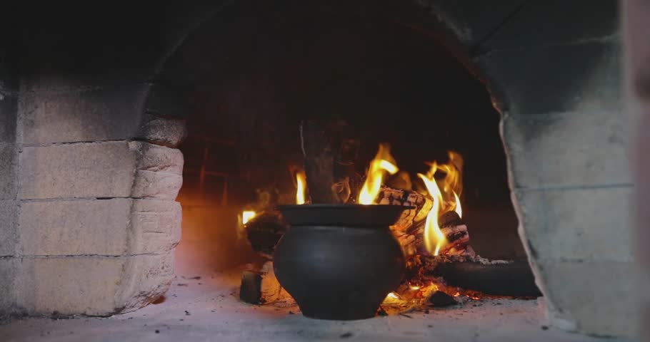 Estufa de hierro fundido negro, chimenea ardiente, estufa de leña