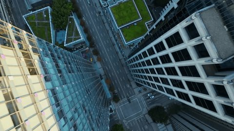 Редакционное стоковое видео: Vancouver, Canada - September 16, 2023. Flight by FPV drone between skyscrapers