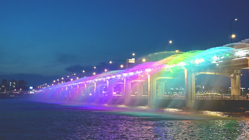  Banpo bridge rainbow fountain show at night in Seoul, South Korea.