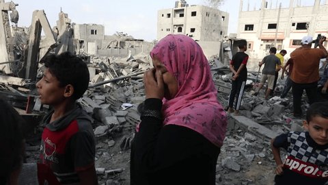 Palestinians inspect a house destroyed after an Israeli air strike in the city of Rafah, south of the Gaza Strip, on October 22, 2023. Video de contenido editorial de stock