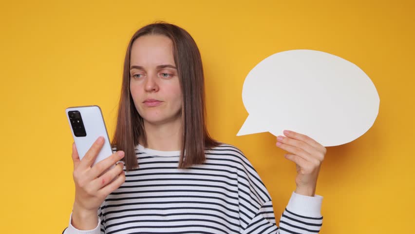 Mujer con una camiseta amarilla sobre un fondo blanco. espacio para texto