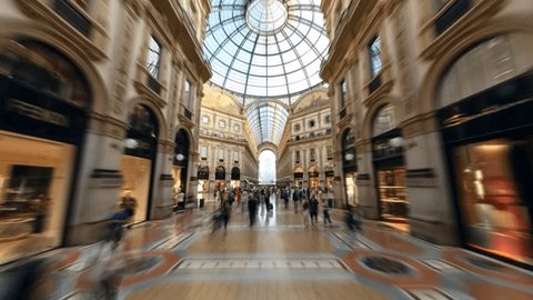 Hyperlapse shot walking through the historic Gallery of Vittorio Emanuele II at Piazza del Duomo in Milan, Italy. Stockvideó