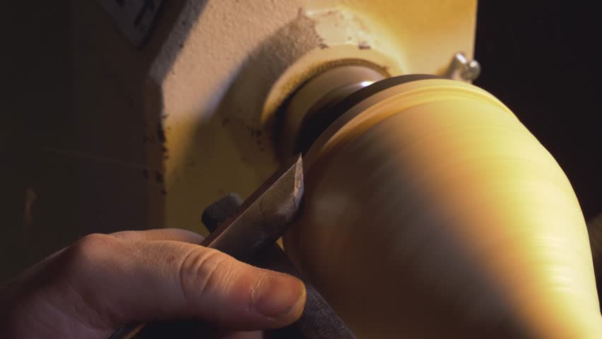 Hombre mano sosteniendo una pulidora de madera