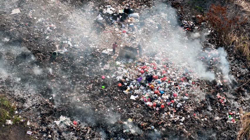 waste burning. Landfill and handling of household waste and industrial waste. plastic waste and food packaging. Royalty-Free Stock Footage #1110573465