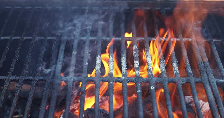 Charbon De Charbon De Bois Grill Brûlant Dans Les Flammes Avec Feu